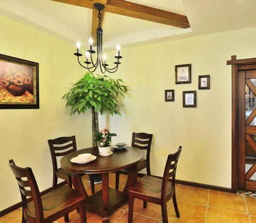 淳朴的木质餐桌和椅子，一幅色彩浓郁的向日葵油画，厨房那扇木板玻璃门，天花板上的木条十字叉，扑面而来的朴实乡村气息。