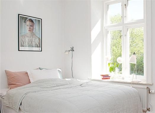 纯白的卧室简洁舒适，因为卧室是一个安静，才能达到休息的目的，纯白能让人回到生命原始状态。