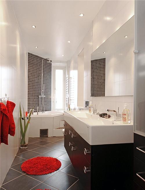 经典的红黑搭配充满现代的质感，斜铺的黑色地砖加上大红色圆形毛绒地毯，浴缸边墙面的黑白马赛克，简单时尚。