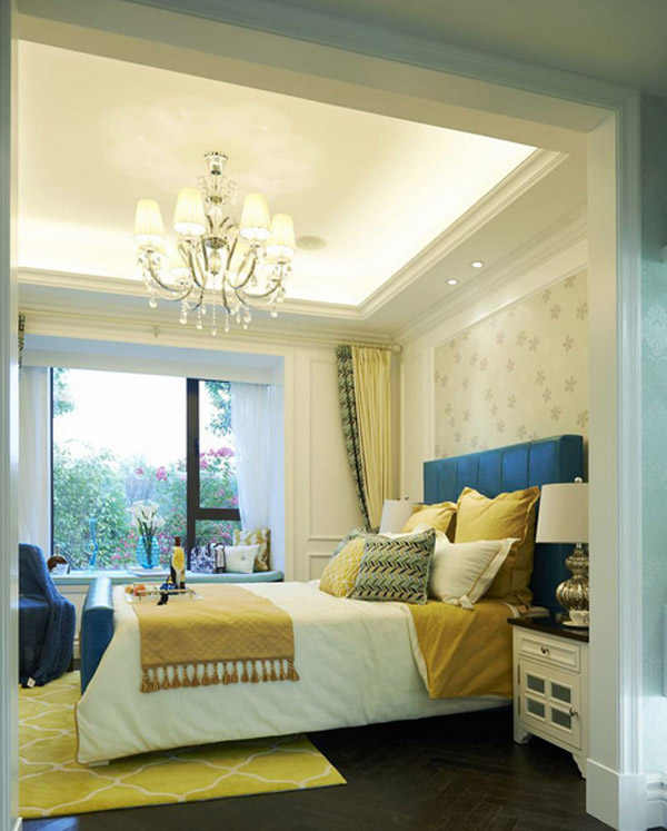 房间颜色鲜明亮丽，温馨的大吊灯让空间更加舒适。