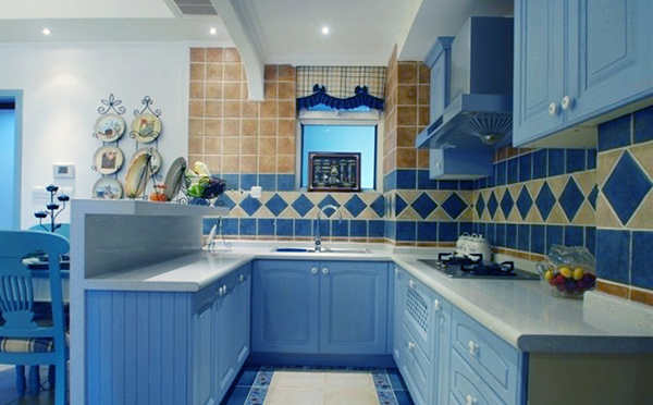 厨房主打颜色是浅蓝色，给人一种清新的感觉。