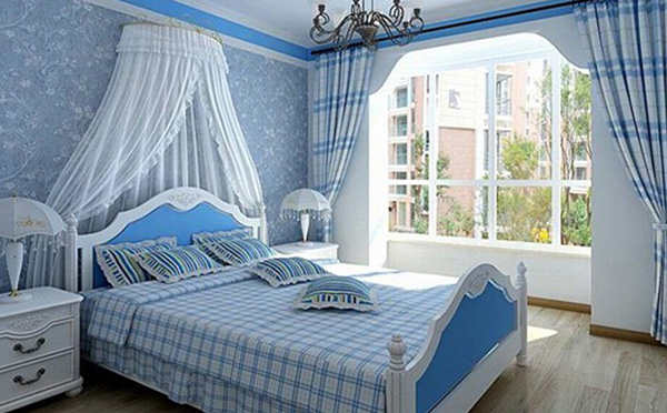 卧室用的是蓝色的墙面，白色的顶棚，都使用一种颜色会产生压抑感，所以用了两种。当然，落地窗户扩展了空间。卧室的环保性很重要，所以买油漆的时候一定要买环保无味的。