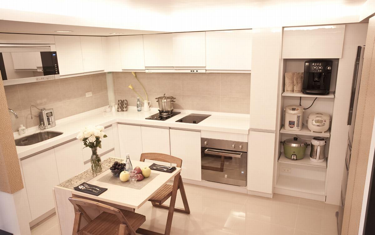 化零为整的空间线条让厨房有了多余一点的空间可设置L型厨具，还有规划大型电器柜的空间。