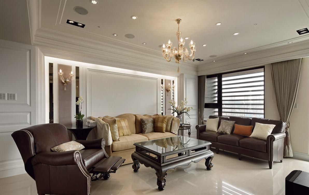 客厅部分樑体，设计师以线板加以间接光源修饰，利用厚度差框定空间感。