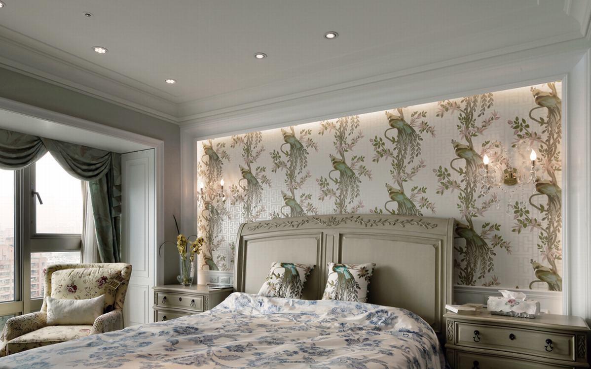 主卧房配合着屋主对于孔雀喜好，私领域漆色配合壁纸调整，展现柔和温馨感。