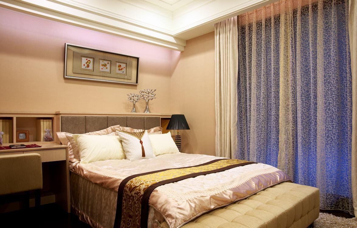 床头天花板避开风水禁忌，以间接柔和的灯光作出变化造型。
