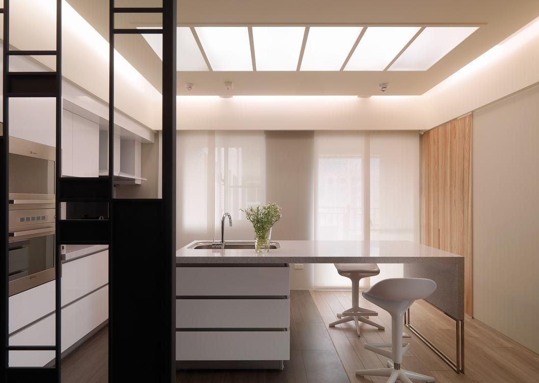 厨房以白色为基底，简洁明了，吧台兼具餐厅功能。