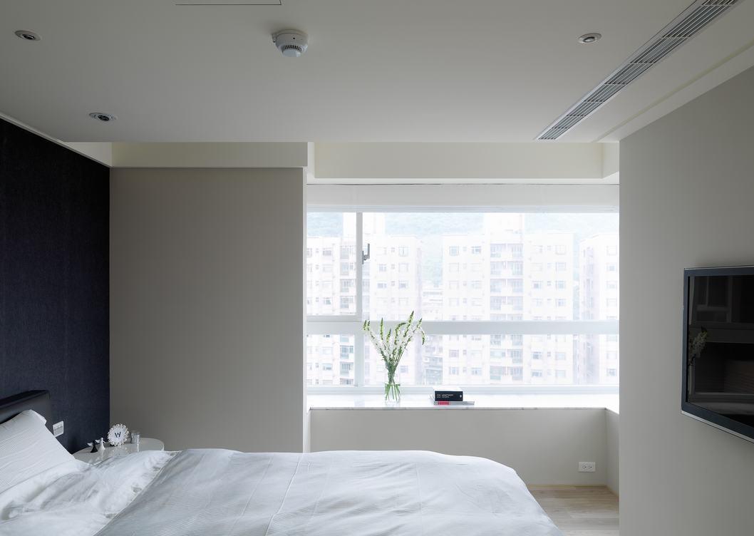 深灰色的床头将白净的睡眠空间点出重点，有了重度心情更加沉稳达到舒压效果。