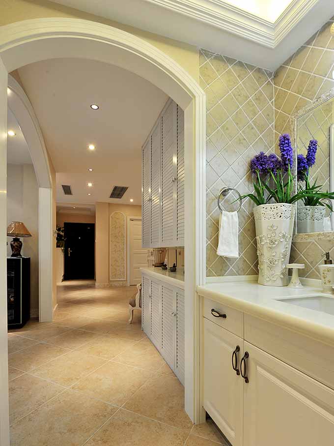 开放式盥洗池的入门处与白色橱柜相连，设计师在设计时充分考虑了每一个家居部分对主人生活的便利程度。