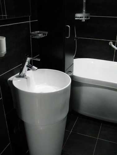 黑与白的简单搭配和简约而醒目的卫浴造型呈现出了超强的质感。
