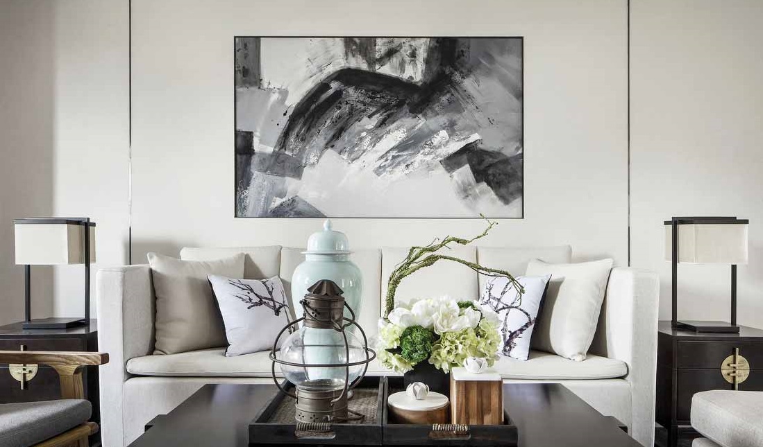 客厅是简单的黑白两色搭配。中式的陶瓷馆，木头桌子、柜子，以及墙上自然的水墨画，都相互呼应，直接营造出中式的风格。