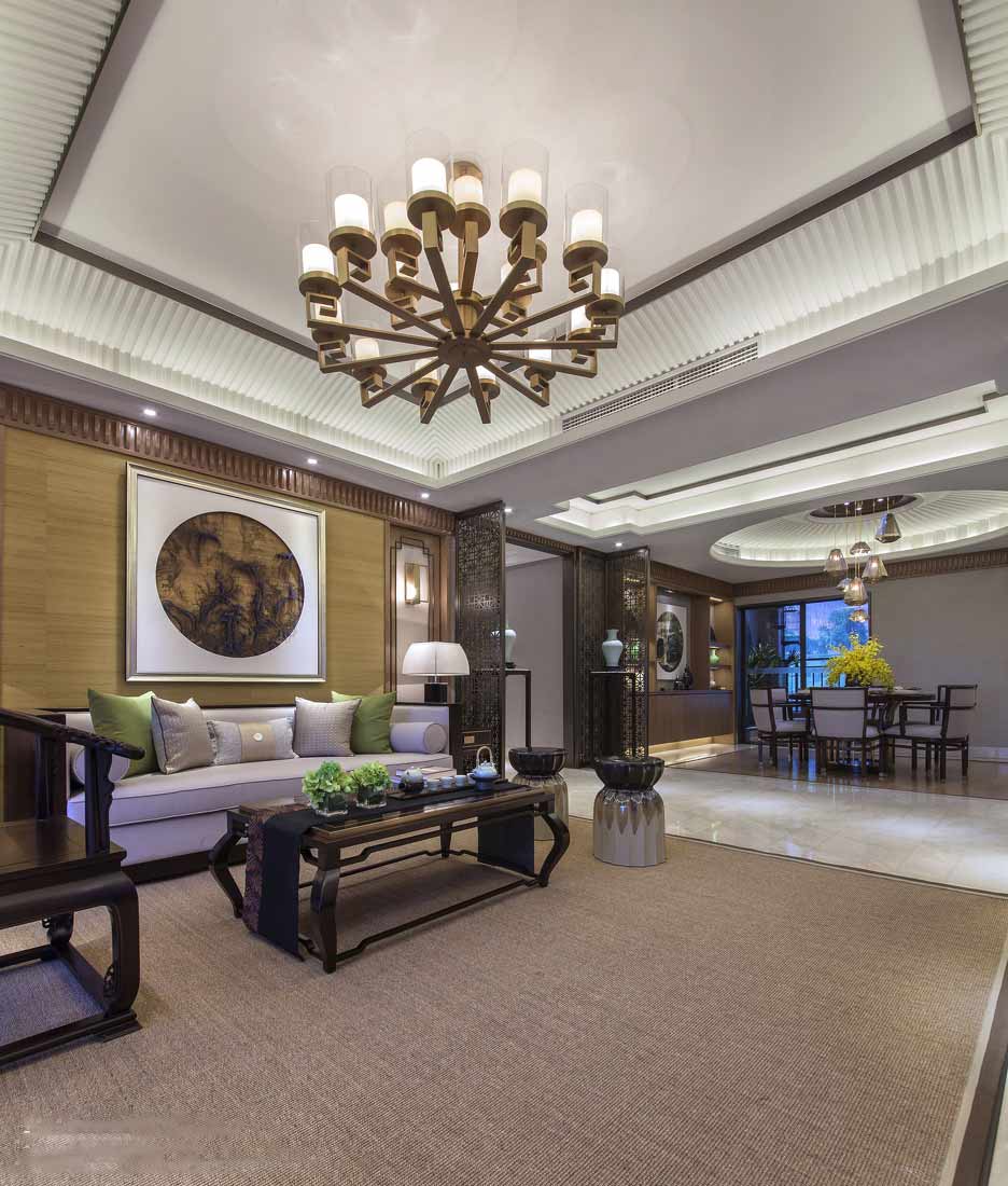 花艺、松树、琴棋书画的古典东方陈设铺设出鲜活的能量，渗透客厅空间每个角落，将中国元素运用到极致。