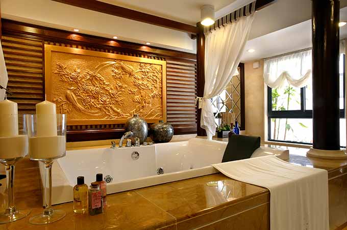 浴缸周围不忘摆设精美的装饰品，足见屋主的生活品位。