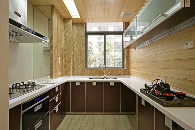 厨房和整体装修风格相统一，简洁大气。