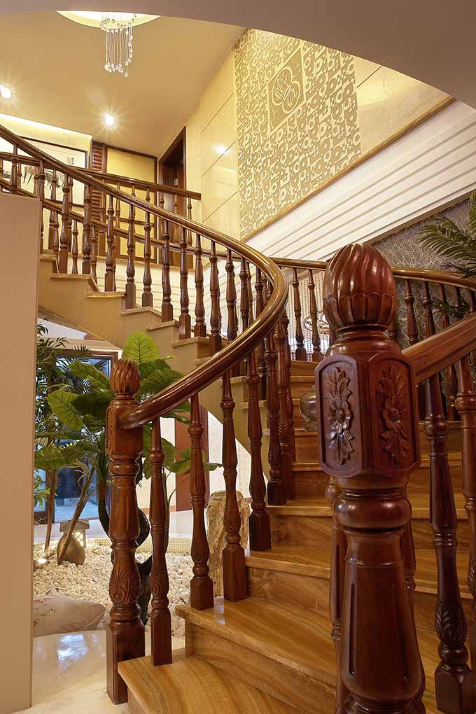旋转式楼梯是别墅中常用的一种，既节省空间，又可减缓楼梯坡度。