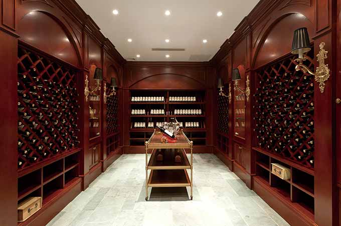巨型酒窖彰显房主的藏酒品味，让红酒爱好者如临天堂。