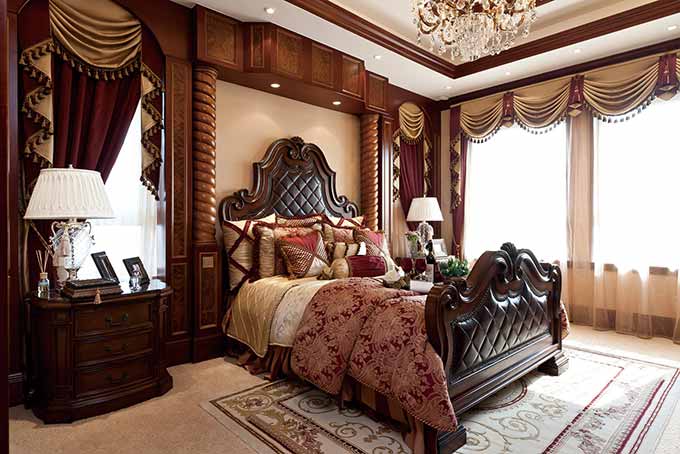 深棕色和暗红色的布艺，深灰的地毯让房间看起来格外舒适和温暖。