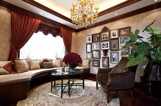 照片墙和盆栽会客厅充满意趣，连体沙发和抱枕更是舒适难挡。