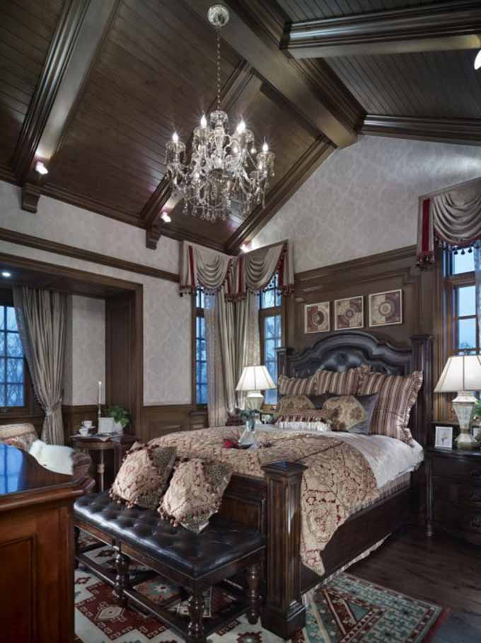 卧室的装修重点是软装，使用温暖复古怀旧色调的成套布艺品，颜色基调统一。卧室以复古台灯代替顶灯的大部分照明功能，以不同角度的灯具来打造卧室私密空间的独特情调。