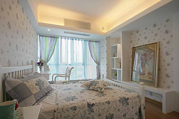床上用品的风格和花纹与壁纸一致，彩虹般的窗帘为每一个新的早晨拉开帷幕。