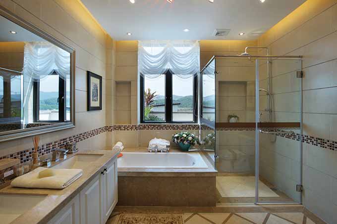 卫生间的设计在追求大方的同时也没有忽略精致，一处小小的窗帘照样展现了屋主生活的优雅。