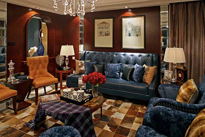 皮质沙发和绒面座椅一起营造了典雅的艺术氛围。而花色天然的瓷砖将整个客厅放置在了更为自然和随性的画面上。