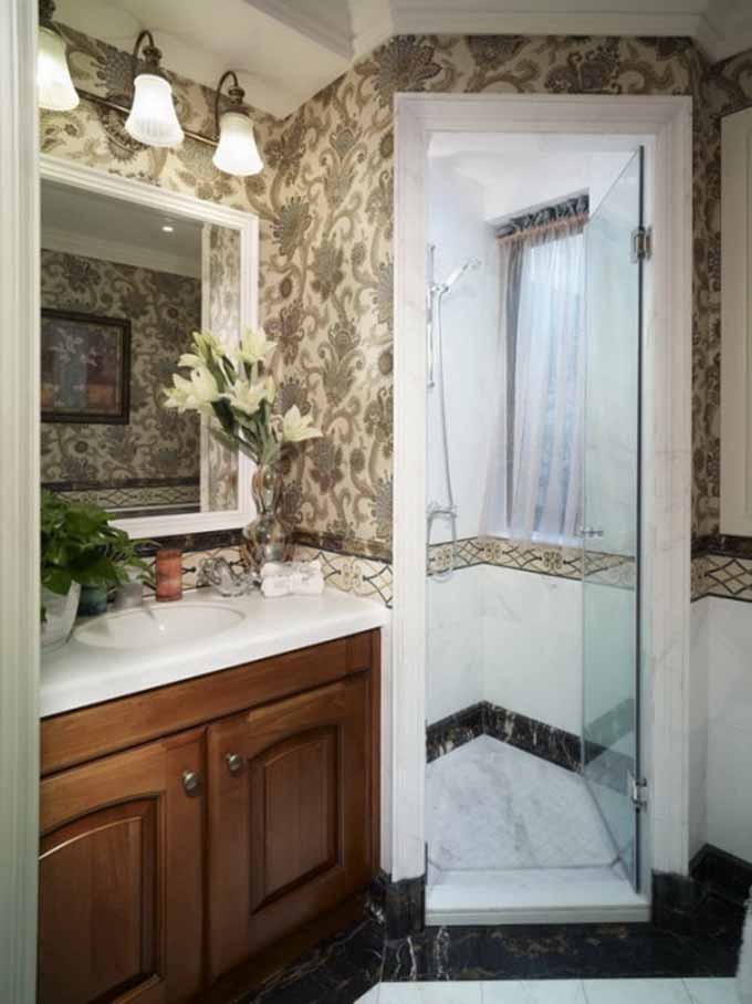 卫生间干湿区域划分十分明显。单独将淋浴室分割成一间，便于维护和打理。