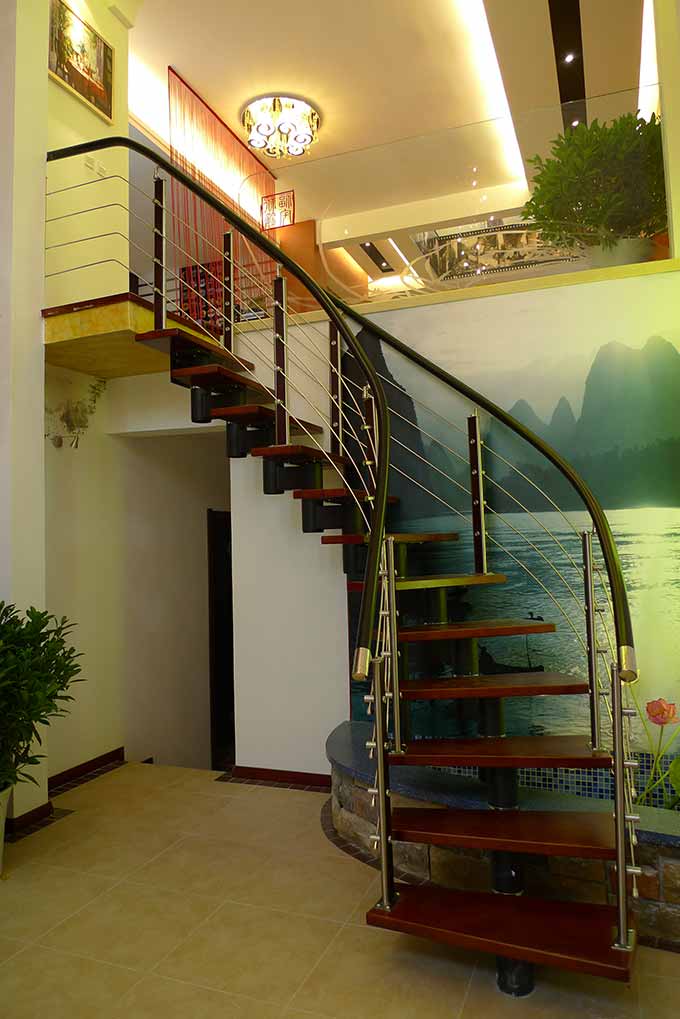 旋转式楼梯一定程度上结合了其他风格，但依然完美地融合在了整个的装修风格当中。