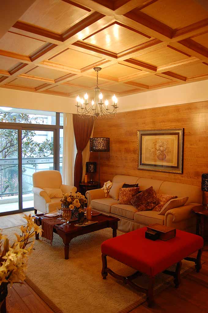 方格形的吊顶将客厅的温馨感大大提高了。暖红色的额家具也让火红暖心的氛围更为强烈地烘托了出来。