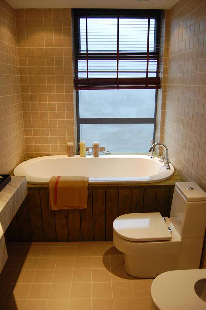 木材包围白瓷浴缸，古朴的风格和现代的质感合二为一，呼应着整体的风格。