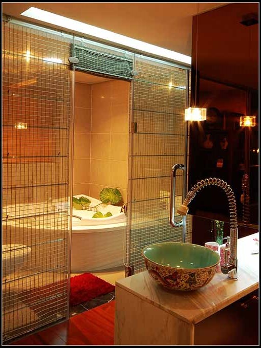 主卧内的卫生间用玻璃隔门隔开，中间部分加入极具中式特色的布帘作门，还未进入就感受到了轻松惬意的沐浴感受。