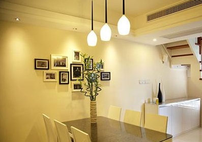 餐厅风格现代简约，格局不大。一排“小桔灯”荡漾着微微的柔美和安静。照片墙立马出卖了文艺气息。
