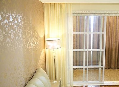 阳台和卧室之间的白色小巧的推拉门设计，玻璃的材质白色的边框，窗帘一拉，阳光可以肆虐的在房内跳跃。