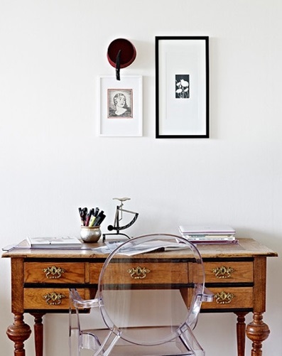 复古的书桌与透明椅的奇特搭配，凸显随意自由的性格。