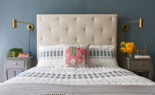 卧室的色调与客厅形成了鲜明对照，深蓝色的墙面显得十分静谧，易于入眠，白色的软包床头显得柔和、舒适。