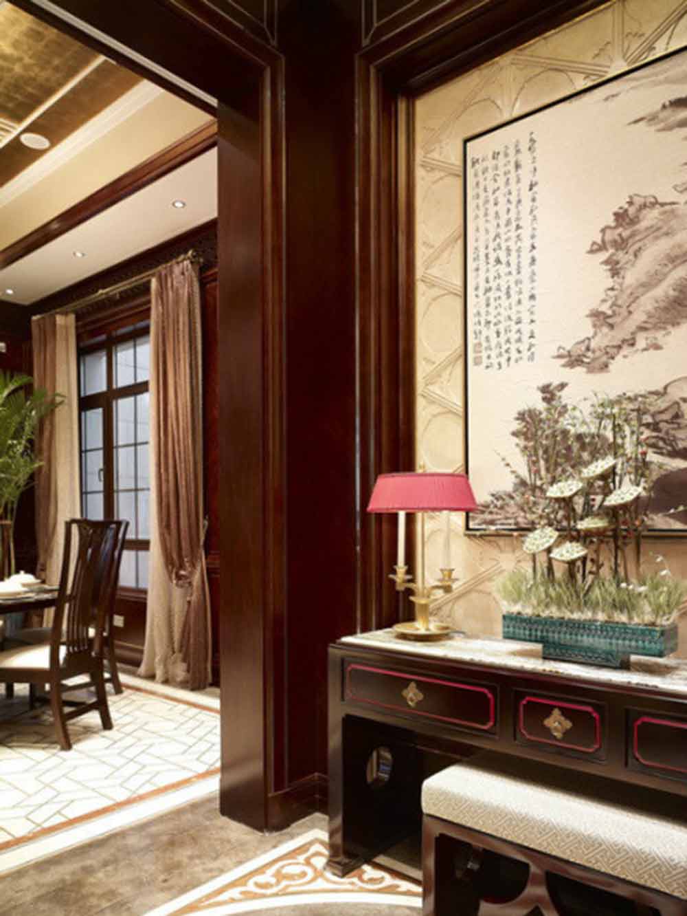 在客厅与餐厅之间设计了功能性极强的过道，背景墙以大幅中国画装扮，前设装饰性与实用性俱全的桌椅，将原本简单的过道布置成为了一块不可或缺的空间。