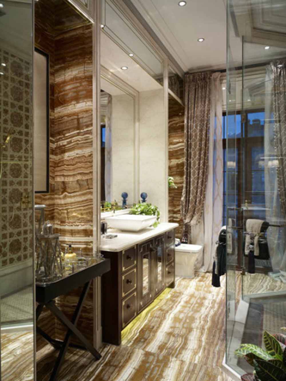瓷砖天然随机的波纹为小小的卫生间增加了流动感和设计感。细节处，浴室柜的设计与卧室床头柜遥相呼应，而墙壁、窗帘的花纹又与整体的中式风格完美对应了起来。