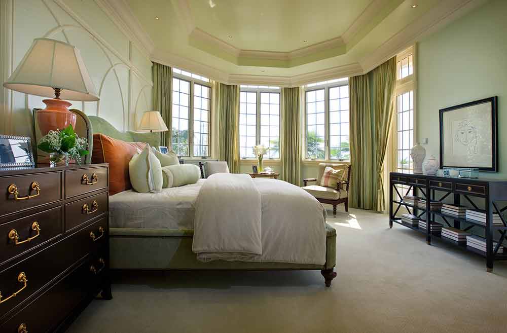 卧室主色轻浅，偏向于使人心情舒畅的嫩绿色。再配上部分橙色家私、灯具的点缀，自然温暖，春意盎然。