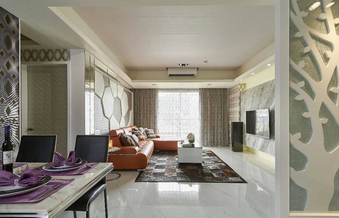 设计师以现代明亮的设计主轴，让客厅区域内部盈满暖暖日光。几何图形的运用将简单的现代风格轻松融入了整体环境中。