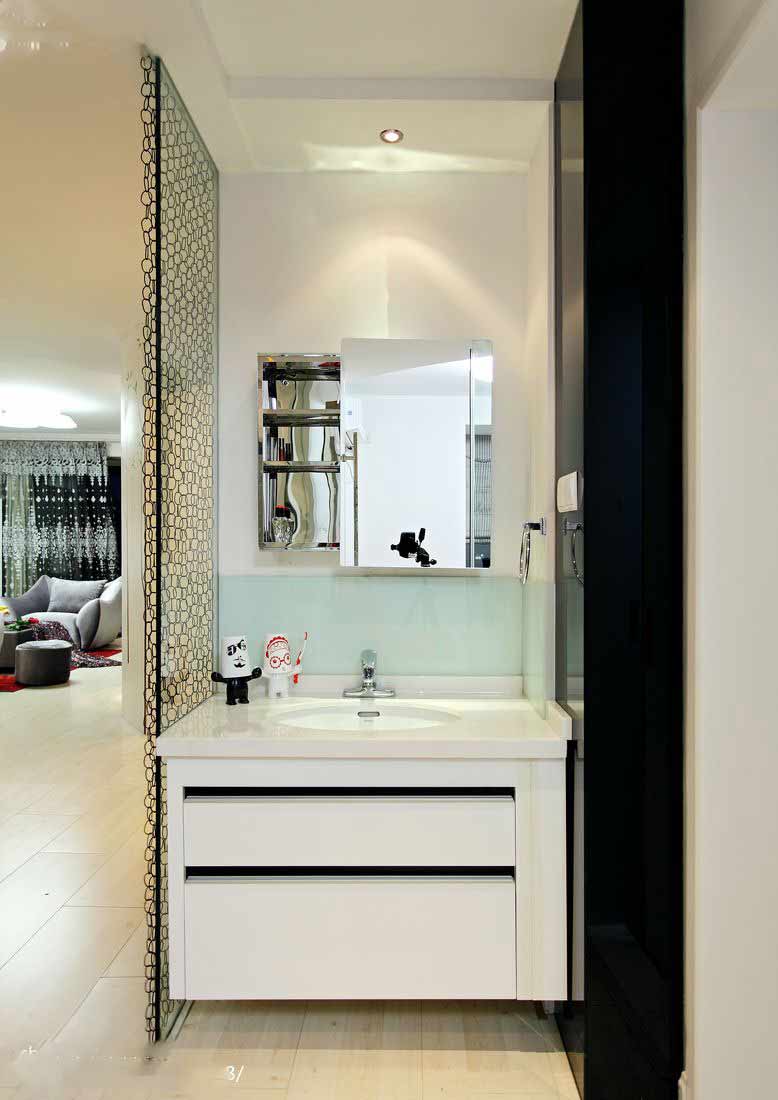 半透明的玻璃隔板将洗手间与客厅隔开，营造了一个小小的独立空间。