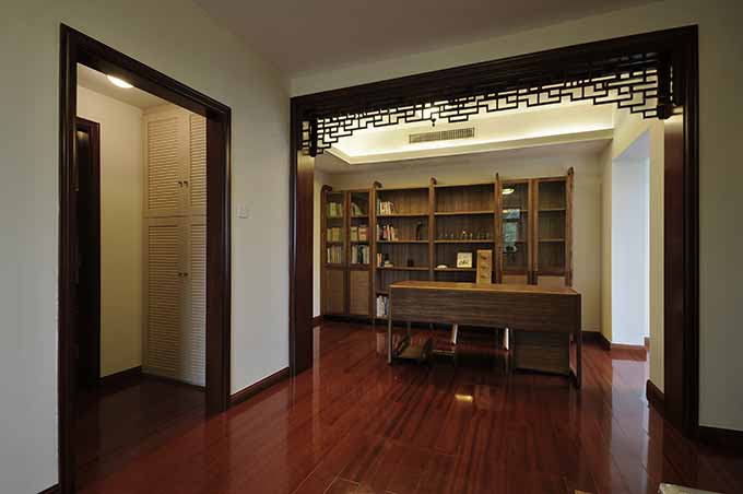 开放式书房书桌正对外部区域，有着“正大光明”的意味。原木打造的桌子和书柜古朴而耐用。