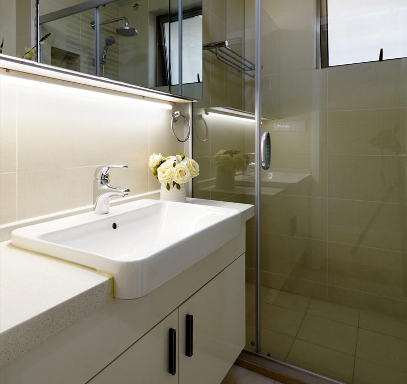 卫生间空间比较紧凑，台面不大，大部分的洗漱用具被收进了镜面后方的收纳空间。