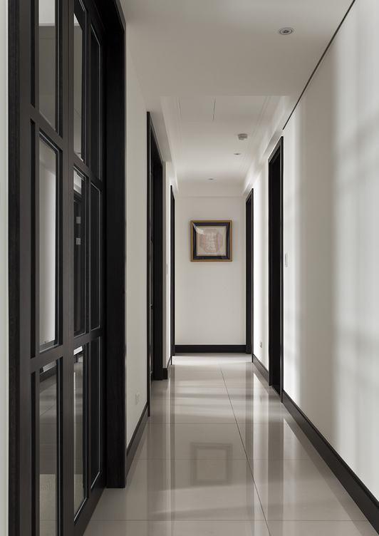 以平框设计的格门，提升了廊道空间的精致度。