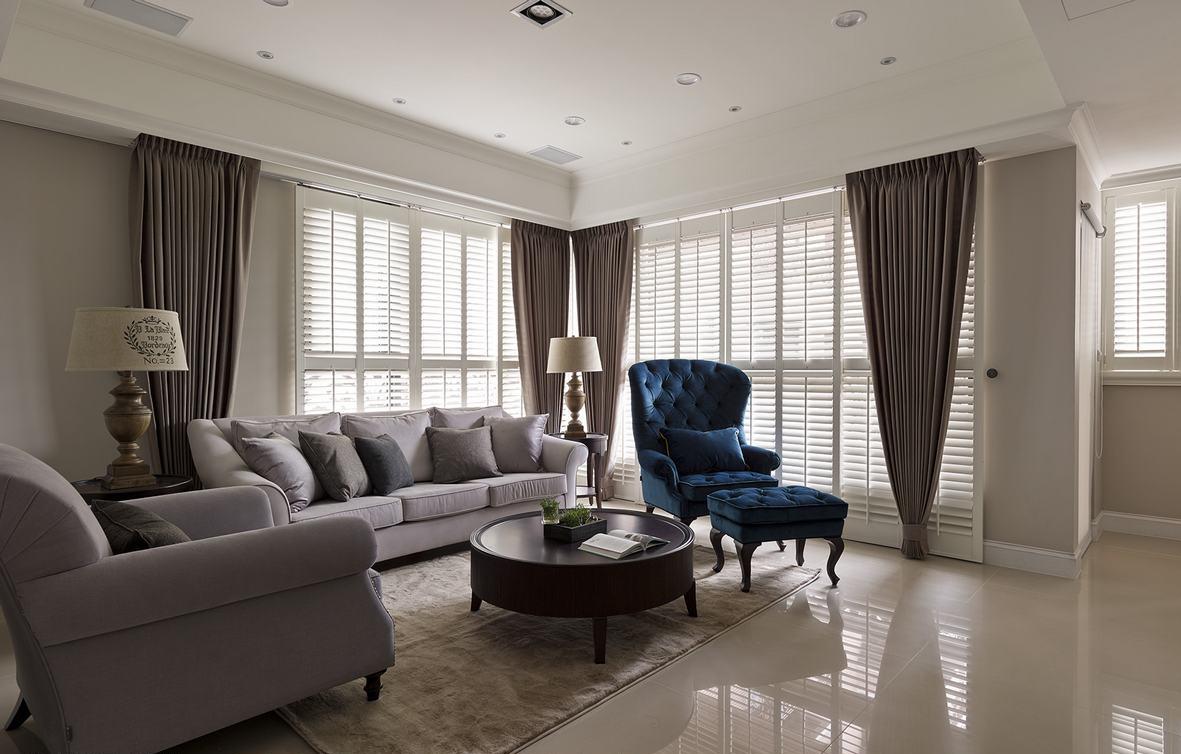 客厅的双面采光，利用木百叶的处理，让紧邻建筑不会有视觉压迫。