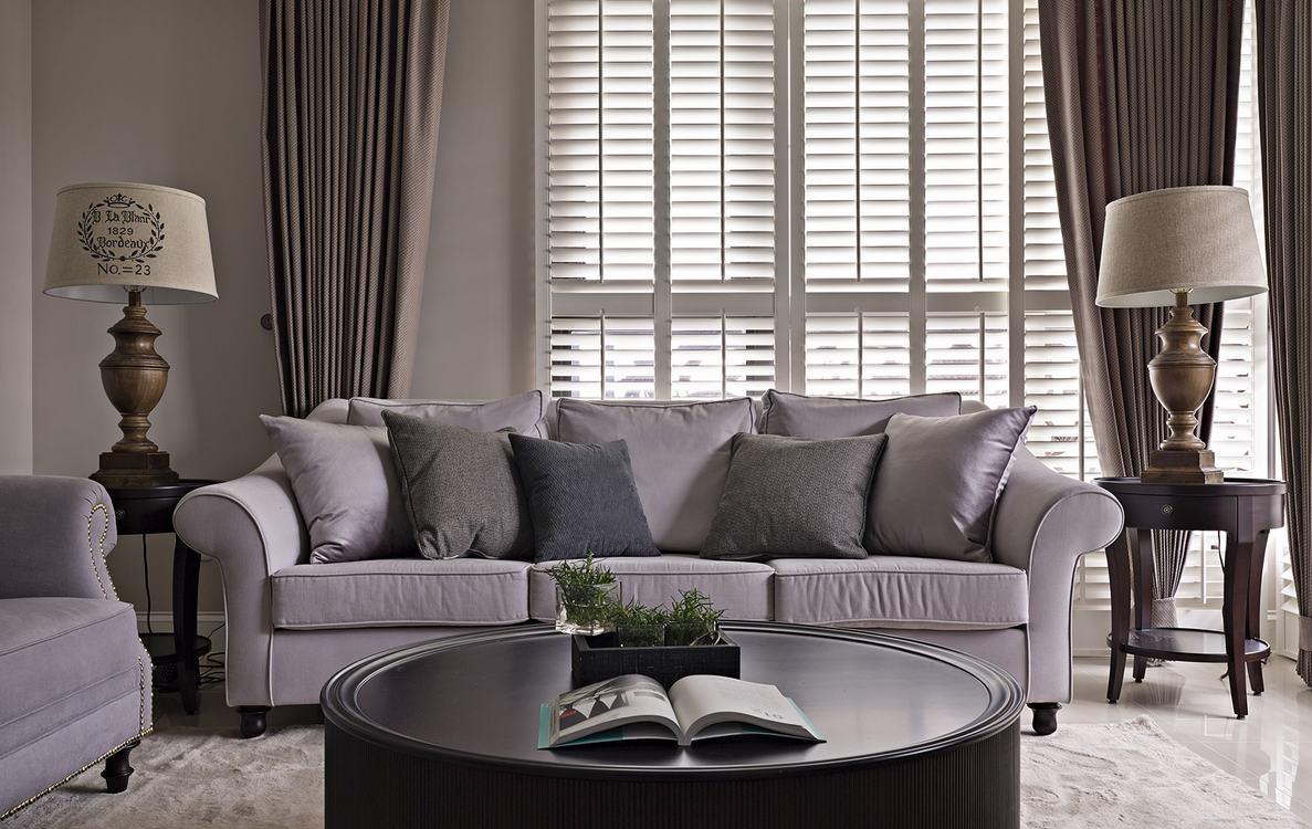 经典美式沙发搭配实木灯饰营造出一种温暖舒适的基调。