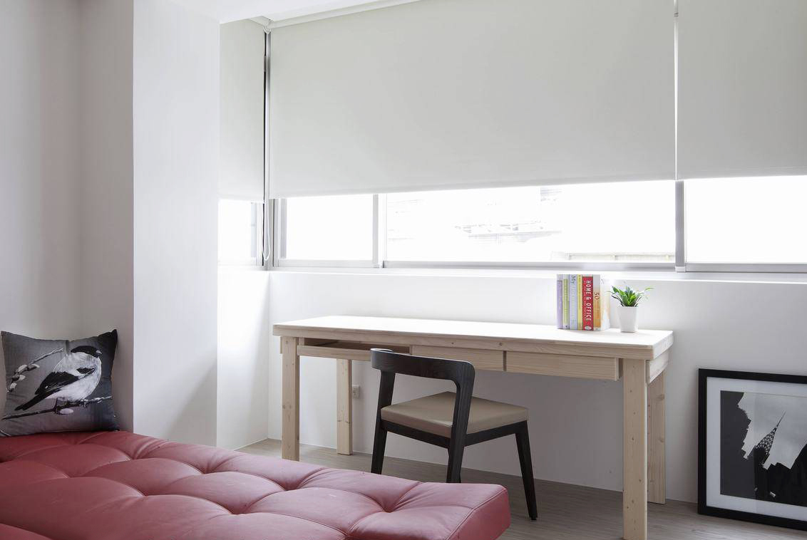 客房延续主卧的设计风格，极简的家俬，注重空间的合理利用。