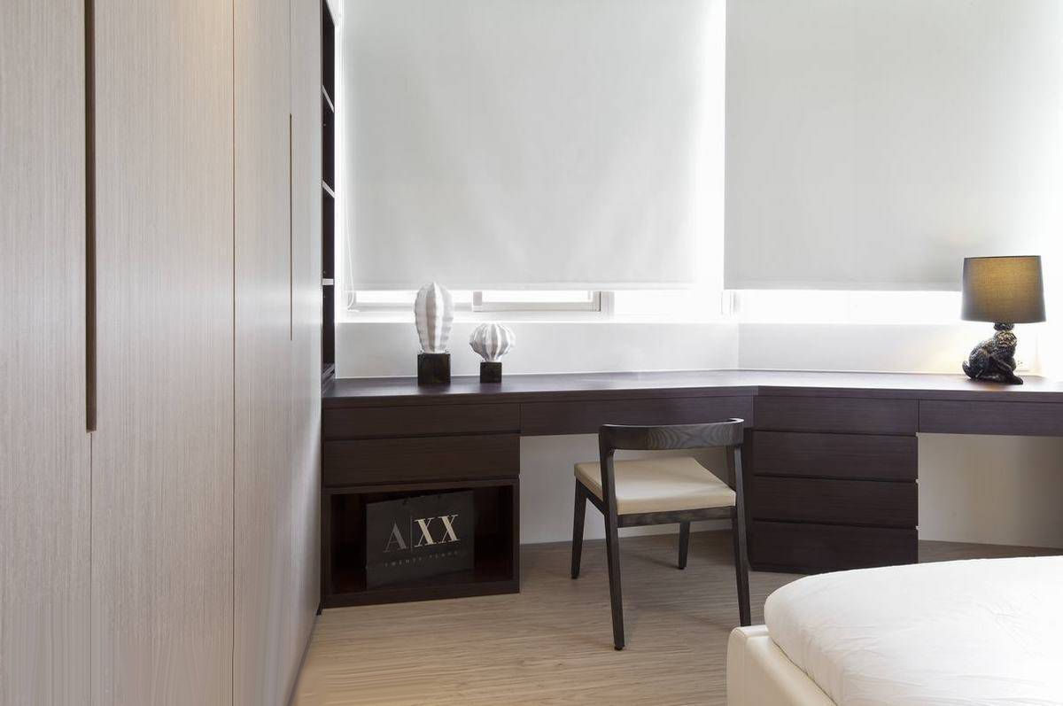 主卧采用简单的家俬设定，到顶的浅棕色衣柜，一体成型的桌面设计，顺势建筑走向结合出化妆桌与电视柜功能，打造雅适干净的睡眠空间。