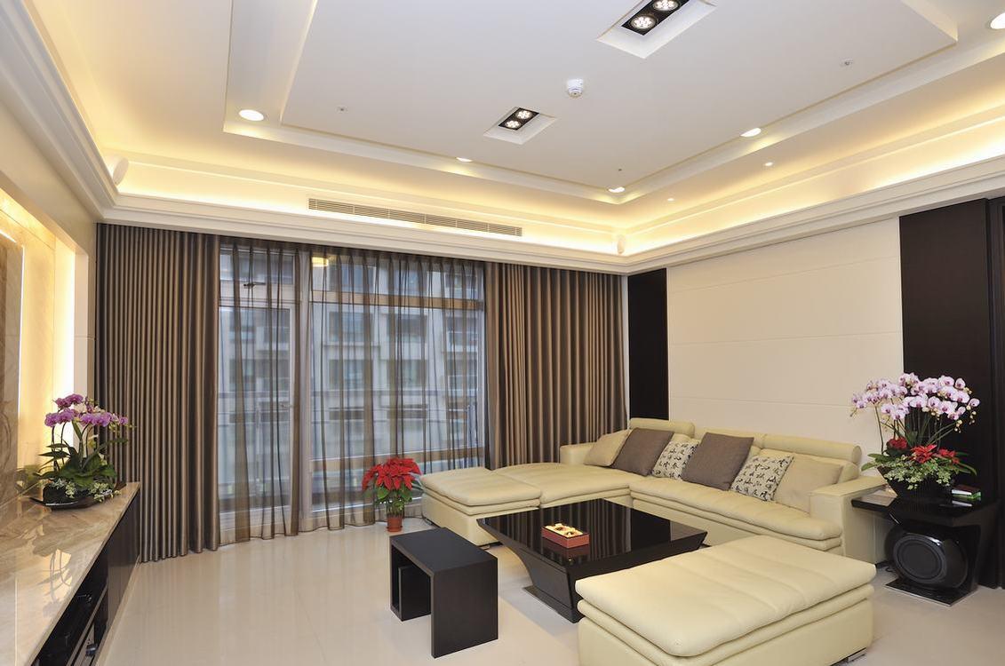 米色的沙发搭配大片白色，现代风格有着许些简约。