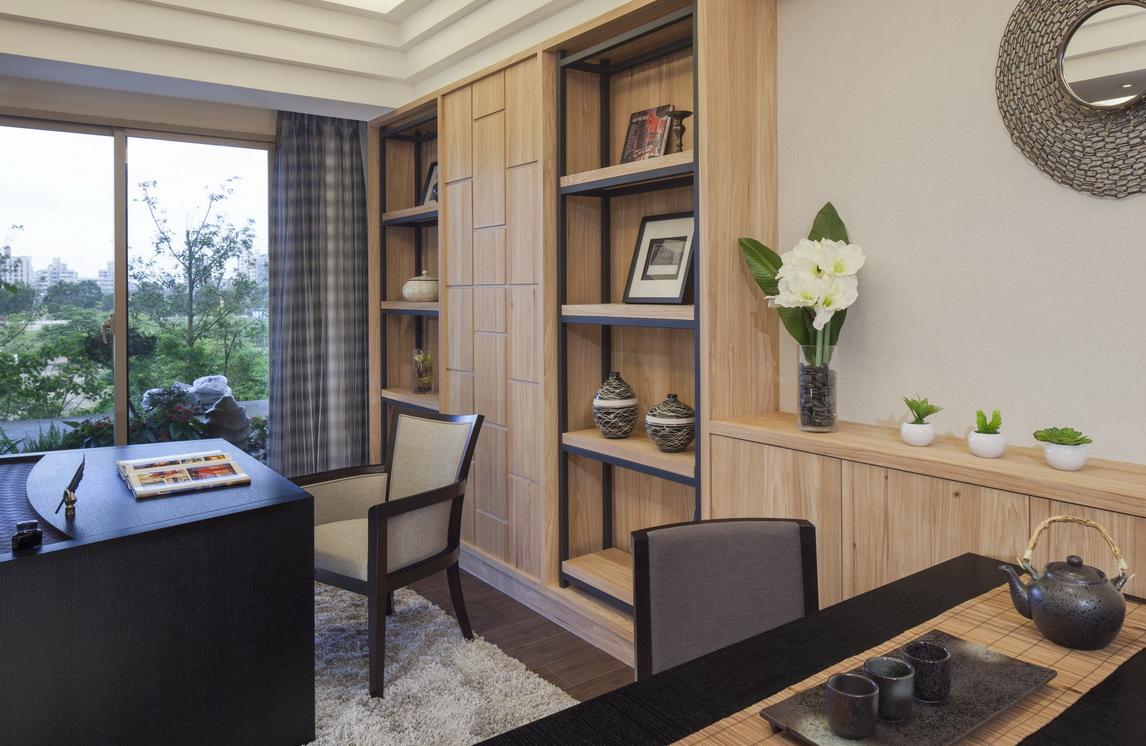 运用相同的木质将两个柜子延伸，并通过茶具的点缀，提升空间质感，呼应了书桌的沉稳。