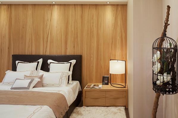 床头柜延续木纹的温润质地，打造了一个舒适的睡眠空间。